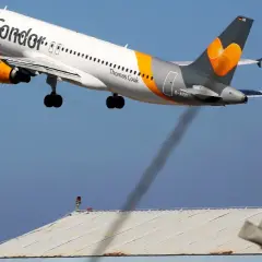 Ein Condor-Flugzeug hebt ab, während ein Streik die Reisepläne beeinflusst.