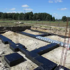 Jak zabezpieczyć fundamenty na zimę, aby uniknąć kosztownych uszkodzeń