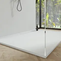 Piatto doccia bianco moderno con vista su foresta tropicale. Ideale per chi cerca consigli su come pulire il piatto doccia.