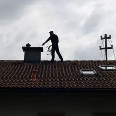Ile bierze kominiarz za odbiór domu? Ceny i czynniki wpływające na koszt