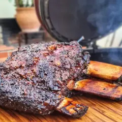 Côte de bœuf Black Angus fumée, juteuse et caramélisée, prête à être dégustée.