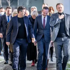 Politiker der FDP Koalition gehen gemeinsam.