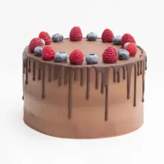 Schokoladen-Drip-Cake mit frischen Beeren, ein köstlicher Genuss für jeden Anlass.