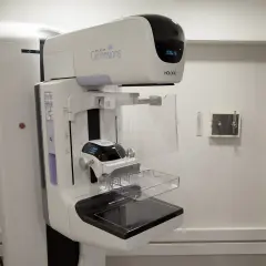 Nowoczesny aparat do mammografii. Czy mammografia jest bezpieczna? Tak, to badanie jest kluczowe dla wczesnego wykrywania raka piersi.