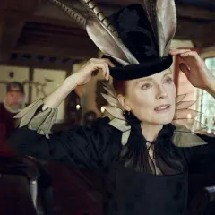 Julianne Moore w seksownym i krwawym kostiumie. Mroczna recenzja miniserialu Mary & George