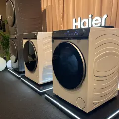 Nowoczesne pralki Haier, znanej firmy z branży AGD, prezentowane na wystawie.