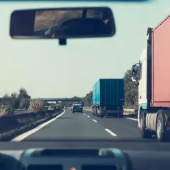 Jak księgować opłatę za autostradę, by uniknąć problemów podatkowych