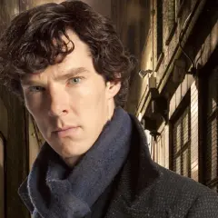 Benedict Cumberbatch w roli Sherlocka Holmesa, ikona seriali i filmów. Jego spojrzenie zapowiada kolejne zagadki.