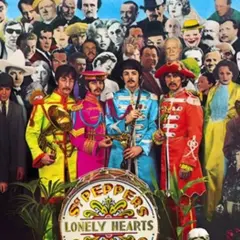 Okładka "Sgt. Pepper's Lonely Hearts Club Band" - jedna z najważniejszych płyt w historii muzyki, z The Beatles w barwnych strojach i tłumem postaci.