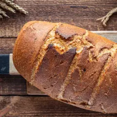 Jak uzyskać chrupiącą skórkę chleba? Sprawdzone triki i porady