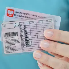Dłoń trzyma polskie prawo jazdy, widoczna jest data ważności uprawnienia.