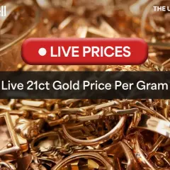 Stos złotej biżuterii, pierścionków i łańcuszków z napisem "Live Prices" i "Live 21ct Gold Price Per Gram".