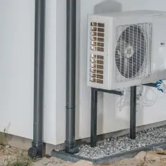Un technicien vérifie une pompe à chaleur extérieure, étape clé pour le calcul rentabilité pompe à chaleur.