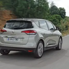 Renault Scenic plateada en carretera. El motor 1.7 dci 150cv puede presentar problemas, pero este coche parece rodar sin ellos.