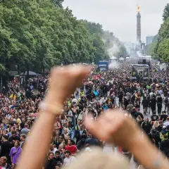 Tłum ludzi na ulicy, ciężarówki z muzyką i Złota Zwycięzca w tle. To jest **love parade**!