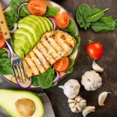 Pechuga de pollo a la parrilla con aguacate, espinacas y tomate. Ideal para una dieta antiinflamatoria menopausia.
