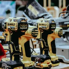 Zestaw narzędzi na akumulator DeWalt: wkrętarki, piła ukośnica i inne. Gotowe do pracy!