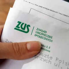 Dłoń trzyma dokument ZUS. Płatnik składek przygotowuje się do wypełnienia formularza.