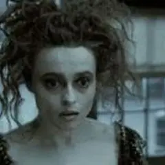 Helena Bonham Carter jako Bellatrix Lestrange w Harry Potterze, z rozczochranymi włosami i przerażonym wyrazem twarzy.