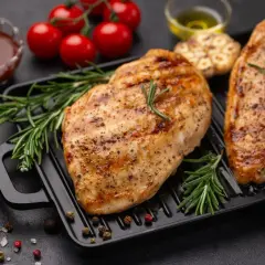 Dwa soczyste piersi kurczaka z grilla, doprawione ziołami i pieprzem, gotowe do podania z sosem marynata bbq.