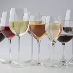 Różnorodne kieliszki do wina czerwonego, białego i różowego stoją obok siebie, tworząc elegancką kompozycję.