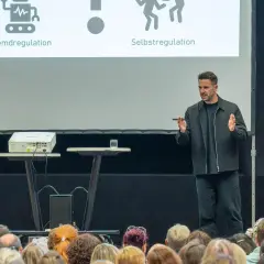 Referent spricht über Selbstregulation in der Stadthalle Hilpoltstein.