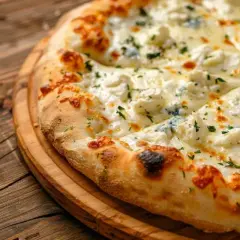 Pizza 4 sery: rozpływające się w ustach sery, w tym niebieski ser pleśniowy, posypana ziołami.