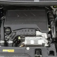 Silnik w Peugeot 3008 2010. Widoczny system Start-Stop.