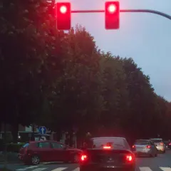 Voitures arrêtées à un feu rouge. La verbalisation camera feu rouge est imminente si le feu passe au vert.
