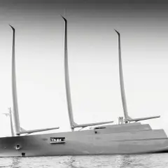 Un maestoso yacht a vela, un'opera di design firmata Philippe Starck, solca le acque con le sue tre imponenti vele.