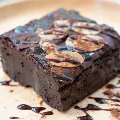 Wilgotne, czekoladowe ciasto z migdałami i polewą, idealne na klasyczne brownie przepis.