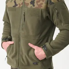 Męska bluza Helikon Infantry w kolorze oliwkowym, z kamuflażem na ramionach i łokciach. Praktyczna, z wieloma kieszeniami.