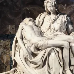 Pieta Michała Anioła, arcydzieło rzeźby, przedstawia Matkę Boską trzymającą martwe ciało Chrystusa.