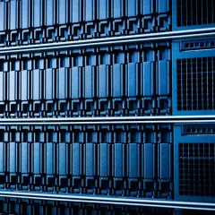 Rangées de serveurs informatiques bleus, une infrastructure de données impressionnante, prête pour le stockage et le traitement.
