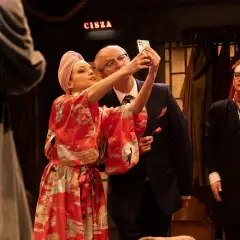 Aktorzy na scenie Och-Teatru robią sobie selfie.