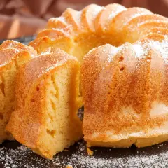 Puszysta babka wielkanocna, oprószona cukrem pudrem. Idealna na święta, gdy szukasz sprawdzonego babka wielkanocna przepis.
