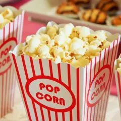 Pyszny popcorn w kubeczkach z napisem "POP CORN". Zastanawiasz się, czy pies może jeść popcorn? Lepiej nie ryzykuj!