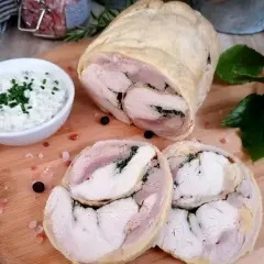 Galantyna z kurczaka, soczysta i aromatyczna, podana z kremowym sosem. Idealna na uroczysty obiad.