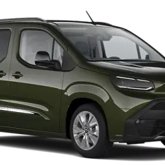 Zielony Toyota Proace City Verso, wszechstronny van, idealny na rodzinne wypady i przewóz ładunków.
