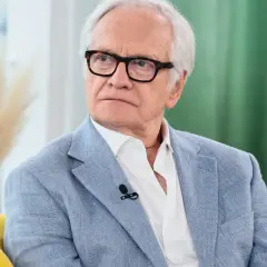 Andrzej Seweryn, znany z bogatego pochodzenia artystycznego, w jasnej marynarce i okularach.
