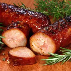 Soczyste kiełbaski z piekarnika, idealne do grillowania. Odpowiednia temperatura pieczenia zapewnia chrupiącą skórkę i soczyste wnętrze.