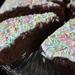 En saftig chokladkaka med vit glasyr och färgglada strössel. Perfekt för fikat!