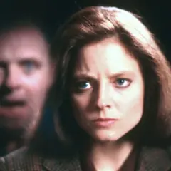 Jodie Foster i Anthony Hopkins w kultowym "Milczenie owiec obsada". Jej spojrzenie pełne determinacji, jego groźne oblicze w tle.