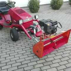 Selbstgebaute Kehrmaschine mit Toro-Aufsitzmäher, Motor und breiter Bürste. Perfekt für den Winterdienst!