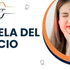 Mujer con dolor de muela del juicio y garganta, con la mano en la mejilla. Texto: "MUELA DEL JUICIO".