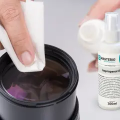 Czyszczenie obiektywu za pomocą chusteczki nasączonej izopropanolem IPA. Preparat do precyzyjnego czyszczenia optyki.