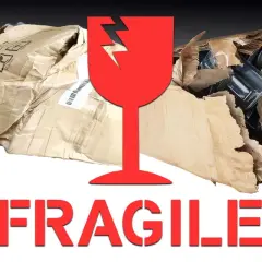 Emballage déchiré et froissé, symbole de verre brisé, indiquant un produit abîmé après déballage.