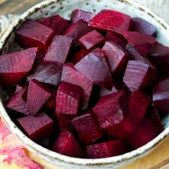 Schon gewusst, wie lange rote Bete kochen? Hier sind die leuchtend roten Würfel in einer Schüssel, bereit für Salate oder als Beilage.