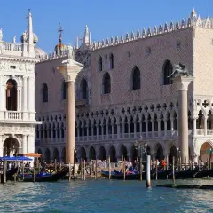 Gondoles amarrées devant le Palais des Doges, un monument emblématique de Venise. L'accès à certains sites touristiques de Venise est payant.