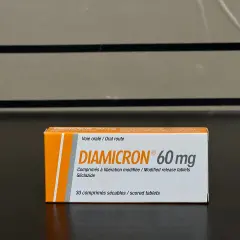Opakowanie leku Diamicron 60 mg z gliclazydem, zawierające 30 tabletek o przedłużonym uwalnianiu.
